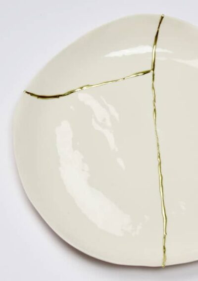 Kintsugi : l'art de la Réparation. Les céramiques brisées renaissent avec éclat grâce à des réparations dorées.