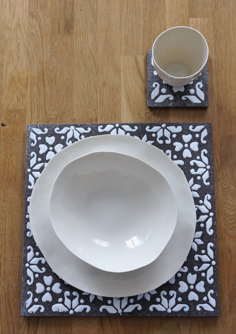 Ensemble d'assiettes en porcelaine blanche élégante avec un design décoré
