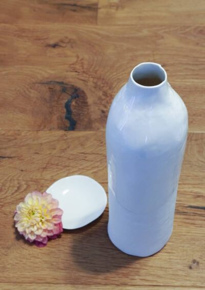 Bouteille en porcelaine blanche