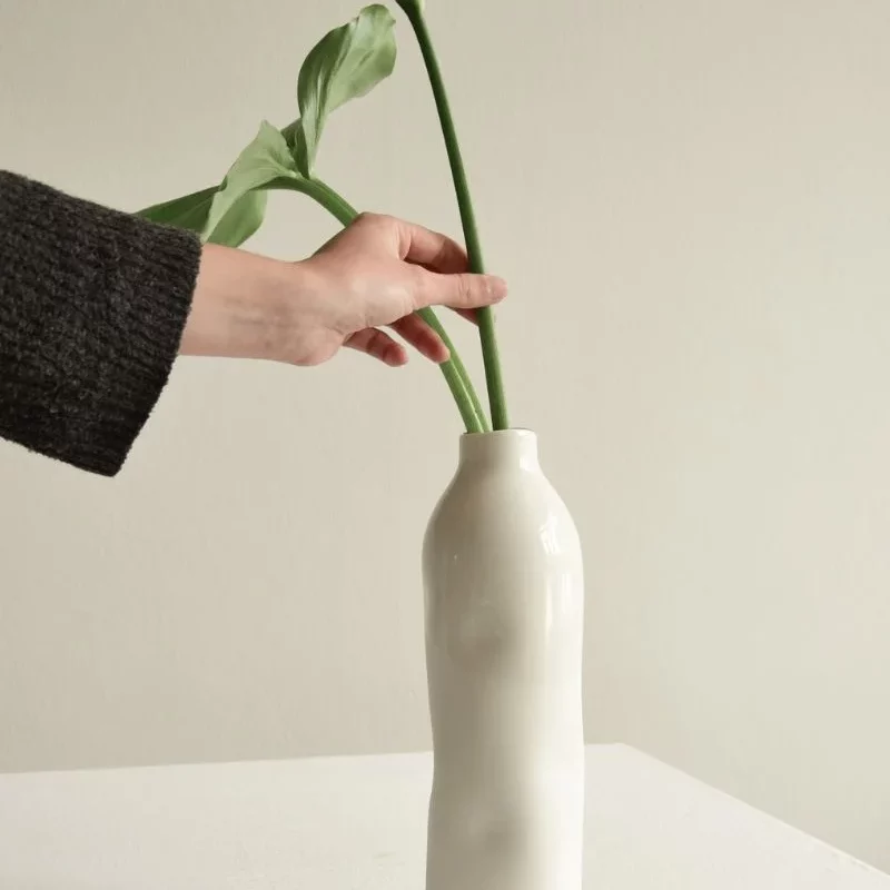 Bouteille en porcelaine blanche artisanale de la collection Mira, design élégant servant aussi de vase décoratif.