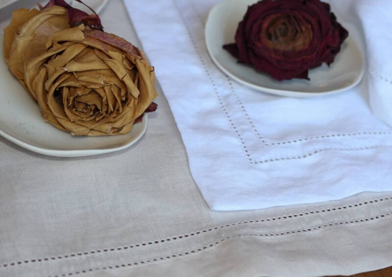 Serviettes de table brodées en lin lavé (stone washed)