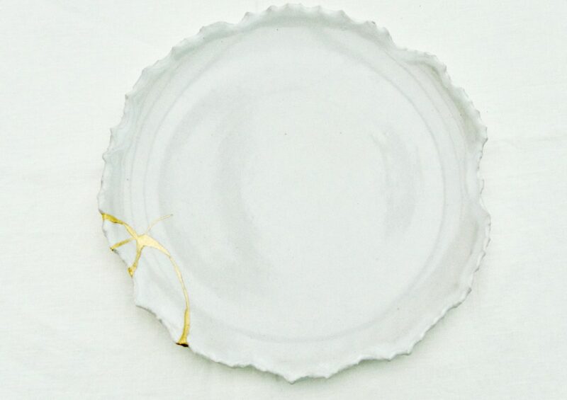 assiette en kintsugi avec or 24 carats