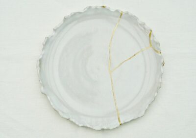 assiette blanche en kintsugi 24 carats