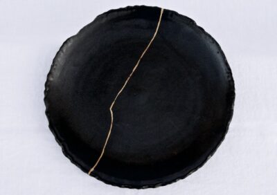 assiette noire en kintsugi