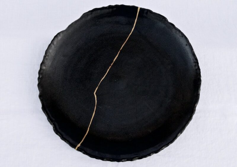 assiette noire en kintsugi