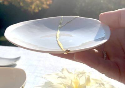 assiette de décoration en kintsugi