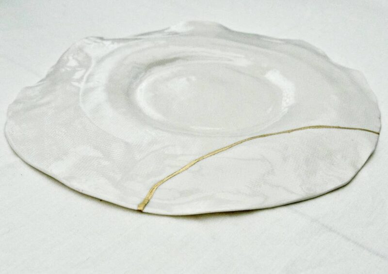 assiette en kintsugi et porcelaine