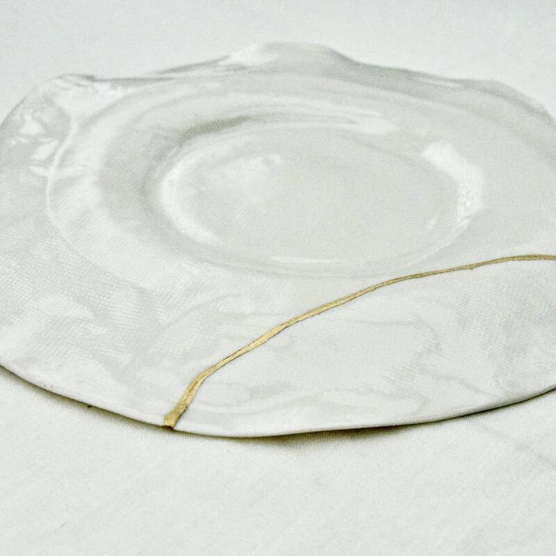 assiette en kintsugi et porcelaine