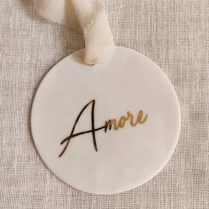 Médaille en porcelaine inscription “Amore”, décoration de Noël artisanale élégante et personnalisée.