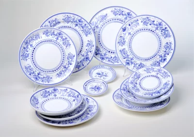 ensemble d'assiettes en faïence de notre collection adelasia