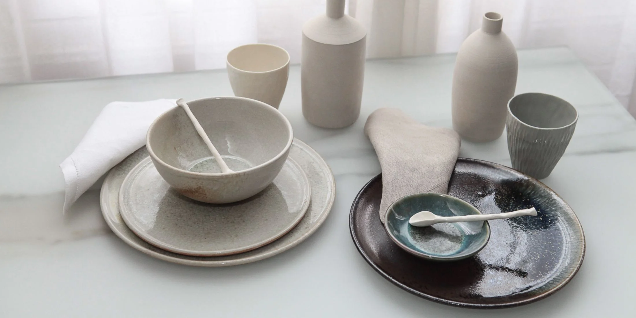 collection de vaisselle artisanale en céramique et porcelaine