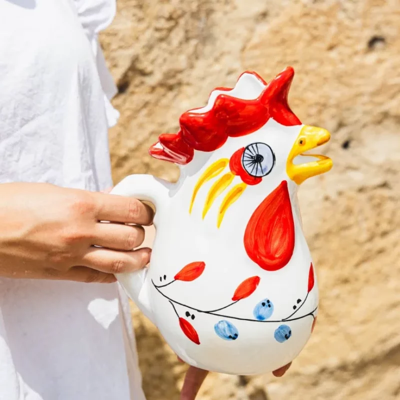 Donnez du caractère à votre cuisine avec cette carafe coq artisanale, idéale comme cadeau ou objet de décoration.