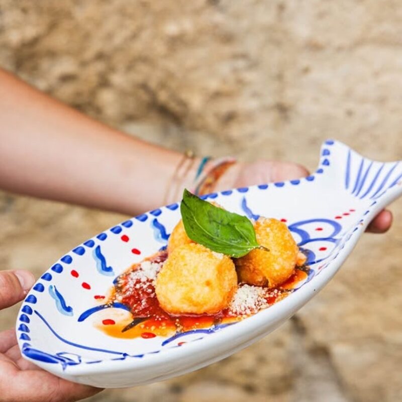 Assiette en Majolique Poisson présentant des motifs peints à la main