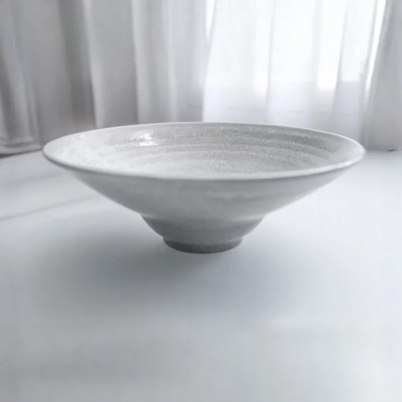 Assiette en grès artisanale Venus dressée sur une table élégante