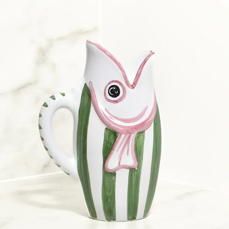 Nouvelle version de notre carafe en majolique en forme de poisson. Personnalisable et couleurs au choix