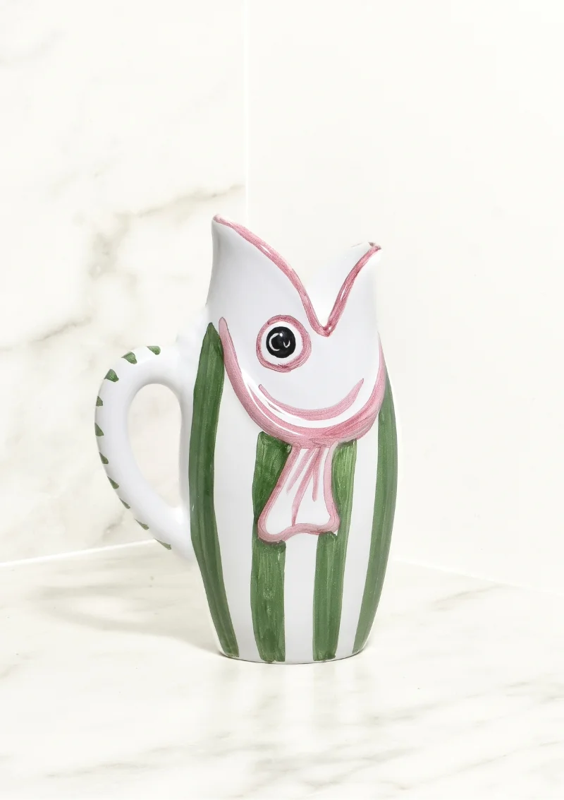 Nouvelle version de notre carafe en majolique en forme de poisson. Personnalisable et couleurs au choix