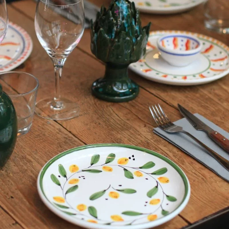 une jolie assiette à dessert peitne à la main pour le restaurant le clan des mamma