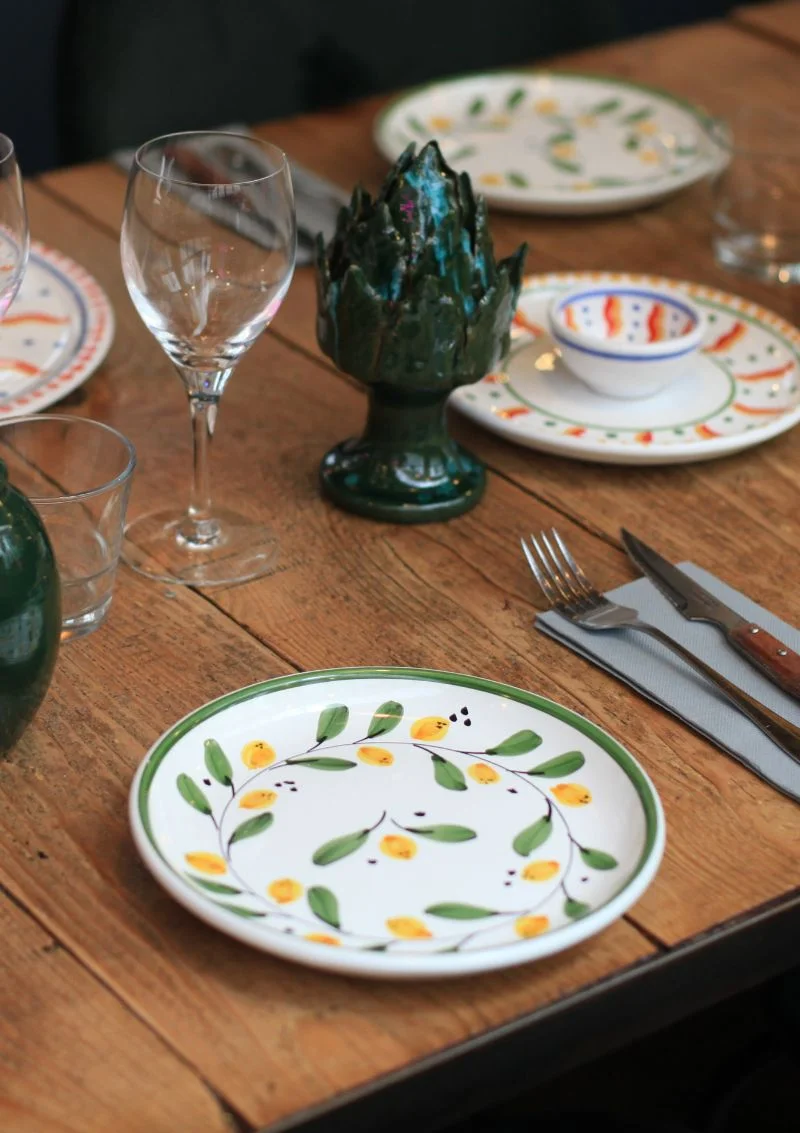 une jolie assiette à dessert peitne à la main pour le restaurant le clan des mamma