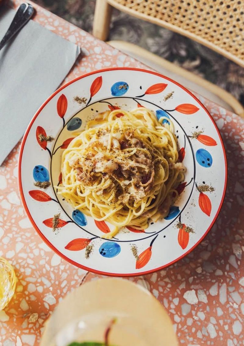 assiette en majolique peinte à la main avec motifs olive rouge