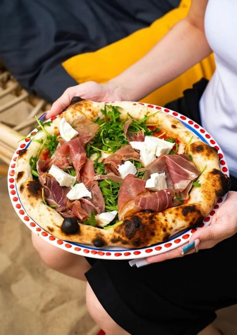 assiette pizza artisanale. réalisée pour le restaurant le Clan des mamma