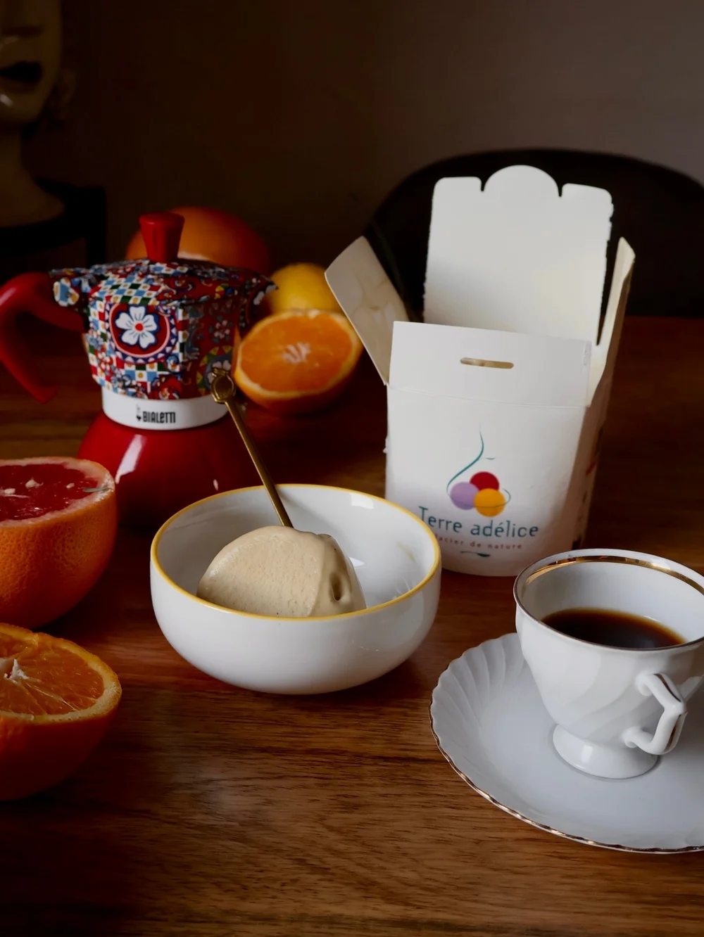 affogato pistache et café moka sur table à l'italienne avec agrumes