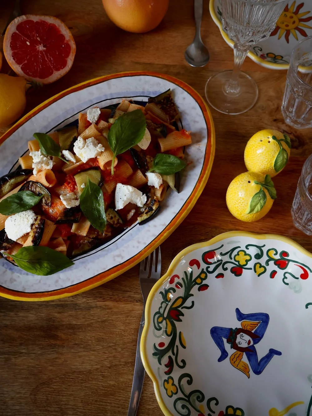 pasta alla Norma servie sur plat en céramique sicilienne Trinacria