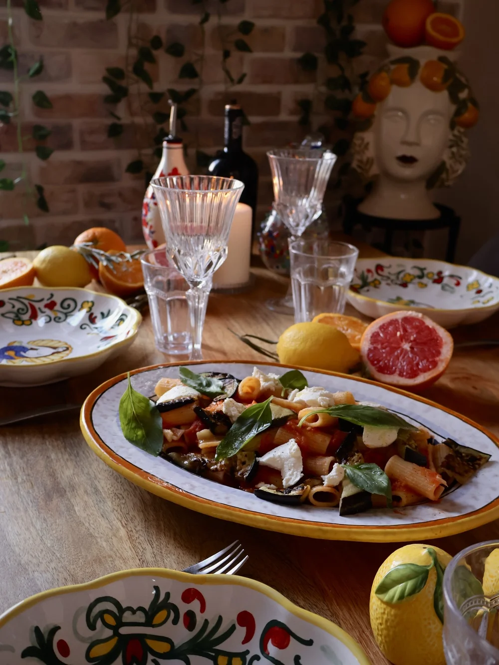 art de la table sicilienne avec céramiques, agrumes et tête de Maure